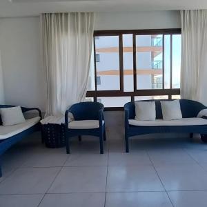 Una habitación con dos sillas azules y una ventana. en Barra.Smart, en Salvador