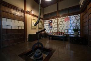 pokój z kominkiem na środku pokoju w obiekcie Mizuno Ryokan w mieście Karatsu