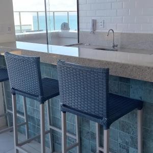 dos sillas sentadas en un mostrador en una cocina en Barra.Smart, en Salvador