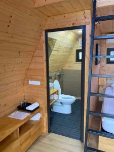 łazienka z toaletą w drewnianym domku w obiekcie Caofong Glamping Village Hoà Bình w mieście Hòa Bình