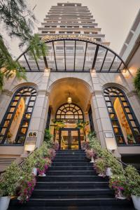 峴港的住宿－峴港薩諾瓦酒店，通往花卉建筑的楼梯