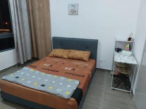 een kleine slaapkamer met een bed en een tafel bij Twin Eleven in Kota Bharu