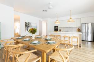 Dapur atau dapur kecil di Tranquil Whitehaven Retreat in Mooloolaba