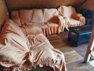 ein Zimmer mit einem Sofa, 2 Stühlen und einem Tisch in der Unterkunft Hospedaje Aurora in Oxapampa