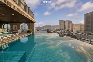 Bazén v ubytování Hotel Del Luna Boutique nebo v jeho okolí