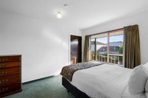 a bedroom with a bed and a window at Scenic Hotel Cotswold in Christchurch +31 photos