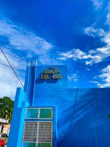 un edificio azul con una señal para un lote perdido cal en Casa Lol-cab, en Valladolid