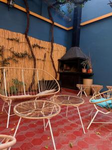un grupo de sillas, una mesa y una chimenea en Mendoza - Bed & Brunch en Mendoza