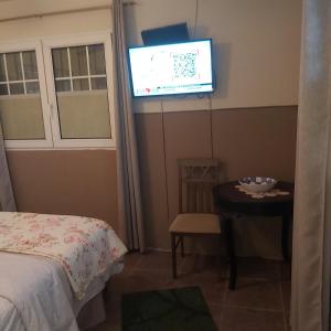 1 dormitorio con 1 cama y TV en la pared en Sweet Dreams, en San Carlos