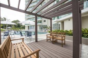 una terraza con bancos y una piscina en un edificio en Residence Inn By Rio Stay, en Río de Janeiro