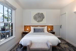 Postel nebo postele na pokoji v ubytování Carmel Beach Hotel