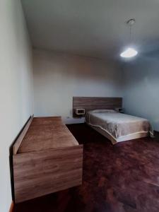 1 dormitorio con cama y tocador de madera en Mendoza - Bed & Brunch en Mendoza