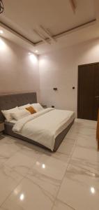 Ένα ή περισσότερα κρεβάτια σε δωμάτιο στο Sapphire Residences by Crystal