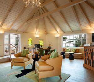 uma sala de estar com cadeiras e um lustre em Carmel Beach Hotel em Carmel