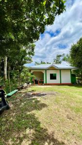 mały dom z zielonym i białym w obiekcie The Cozy Spot - Siquitour Tours And Accom w mieście San Juan
