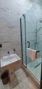 Ένα μπάνιο στο Sapphire Residences by Crystal