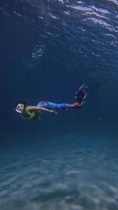 osoba pływająca w wodzie w oceanie w obiekcie The Cozy Spot - Siquitour Tours And Accom w mieście San Juan