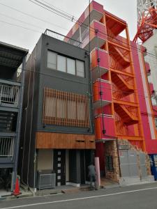 een gebouw met een brandkraan ervoor bij STAGE NAMBA SOUTH in Osaka