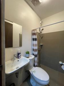 Koupelna v ubytování FLY & REST GUESTHOUSE - Mactan-Cebu International Airport