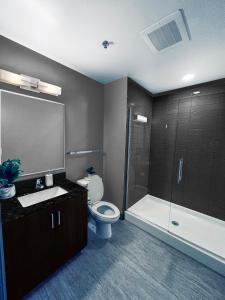 La salle de bains est pourvue de toilettes, d'un lavabo et d'une douche. dans l'établissement HEART OF DOWNTOWN HIGHRISE CITY VIEWS, à Phoenix