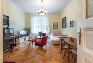 uma sala de estar com uma mesa e uma sala de jantar em Historic Apartment em Praga