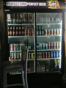 um frigorífico cheio de garrafas de cerveja em Okahatjipara Lodge 