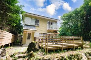 仙石原にあるGreen Oasis Cottage Hakone Sengokuhara - グリーンオアシスコテージ箱根仙石原の木塀の家