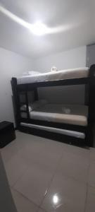 Tempat tidur susun dalam kamar di Lindos y cómodos Apartamentos en Guaduales del Café