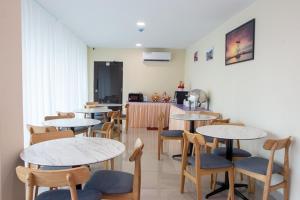 un groupe de tables et de chaises dans un restaurant dans l'établissement Southern Tip Hotel, à Pontian Kecil