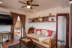 Un dormitorio con una cama y un ventilador de techo. en LA SUNSET CONDO, en San Miguel de Allende 25 fotos más
