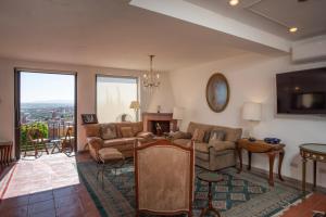 una sala de estar con un sofá y una mesa en LA SUNSET CONDO, en San Miguel de Allende