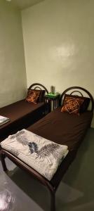 um quarto com 2 camas e uma mesa em Snoopy homestay Two Bedroom em Batu Pahat