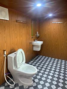 a bathroom with a toilet and a sink at GARDEN FLOWER TAM ĐẢO Venuestay in Vĩnh Phúc