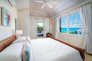 ein Schlafzimmer mit großem Bett und Fenster in der Unterkunft Beacon Hill 305 - The Penthouse in Saint Peter