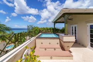 einen Balkon mit Pool und Meerblick in der Unterkunft Beacon Hill 305 - The Penthouse in Saint Peter