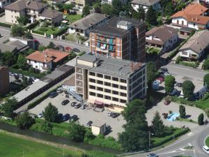 - une vue de tête sur un grand bâtiment avec un parking dans l'établissement Hotel Europa Milano, à Rosate