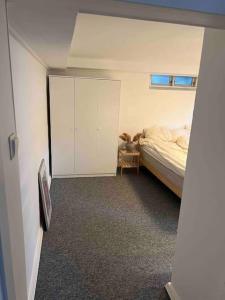 Dormitorio vacío con cama y armario en Enkelt boende med närhet till centrala Jönköping., en Jönköping