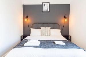 1 dormitorio con 1 cama con 2 toallas en City Centre 3 Bed 8 Guest Parking Near Mayflower, en Southampton