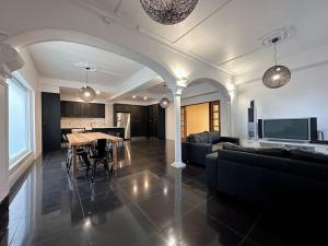 sala de estar con sofá y mesa en City Retreat for 8 with Spacious Rooms en Hobart