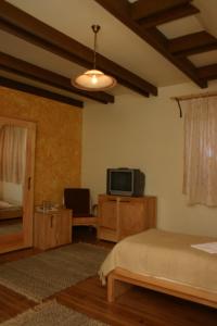 A bed or beds in a room at Pensiunea Bella Vita