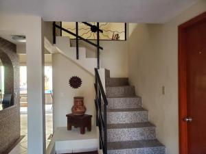 - un escalier dans une maison dotée d'un lustre dans l'établissement Casa KOCH, à Manzanillo