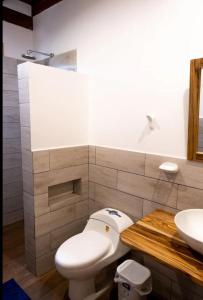 La salle de bains est pourvue de toilettes et d'un lavabo. dans l'établissement Casa Happy Beach Ayampe, à Puerto López