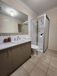 uma casa de banho com um lavatório, um chuveiro e um WC. em Sunderland Escape em Sunset Strip