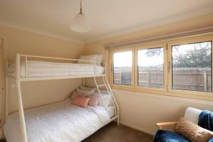 1 dormitorio con 2 literas y ventana en Sunderland Escape, en Sunset Strip