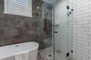ein Badezimmer mit Dusche und Badewanne in der Unterkunft Sydney CBD stylish water view apartment 58 in Sydney + 10 Fotos