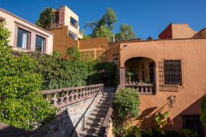 una casa con escaleras que conducen a un edificio en LA SUNSET CONDO, en San Miguel de Allende
