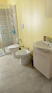 y baño con aseo, lavabo y ducha. en Alloggio turistico Garibaldi, en Viterbo
