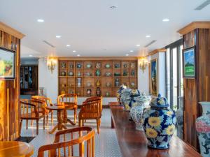 藩郎的住宿－Phuc Thuan Hotel，配有桌椅和花瓶的房间