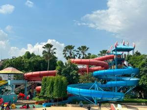 een waterpark met een aantal glijbanen bij Resort Atlantis 