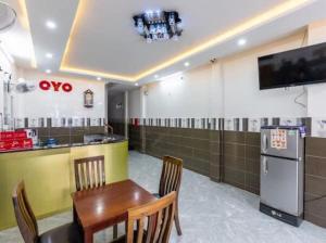 un ristorante con tavolo e TV in camera di Bống House Homestay 1 a Hoi An
